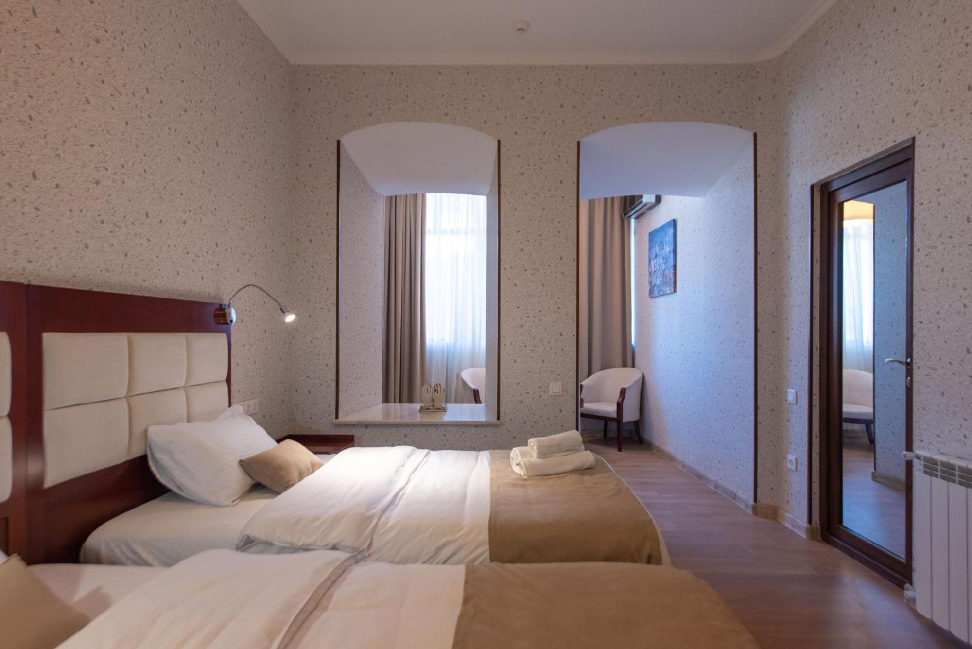 Kraveli Hotel Tbilisi Exterior photo